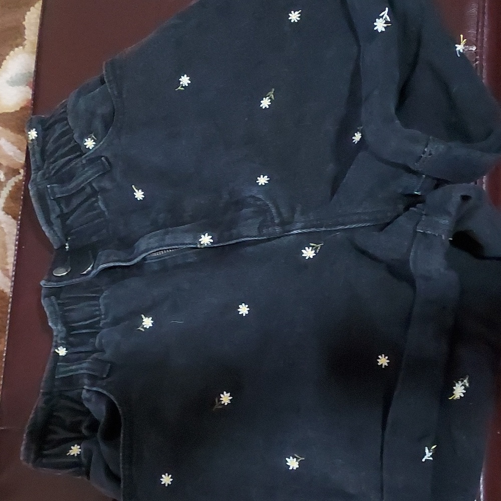Love,Fire large high-waisted black shorts with daisy embroidery